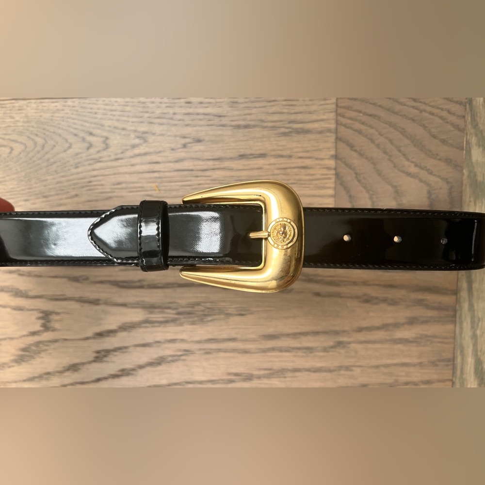 Patent leather Anne Klein belt w/ gold buckle